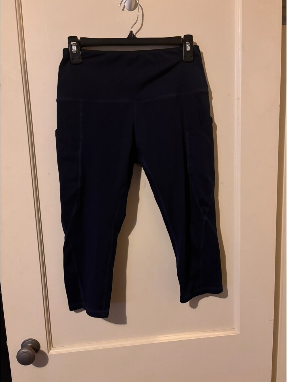 Black athletic capri leggings Medium